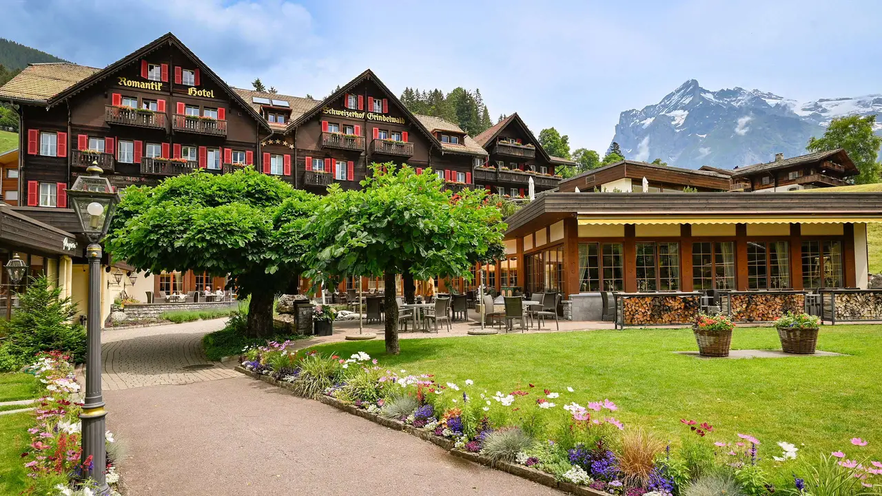 Il giardino e le facciate del Romantik Schweizerhof Grindelwald
