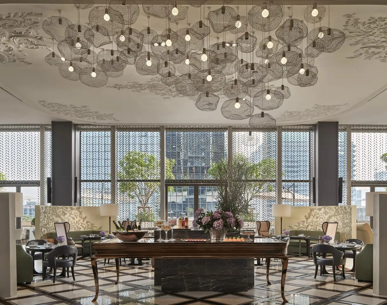 La sala di Lakorn al 7° piano: il soffitto decorato, i tavoli e le vetrate sulla città