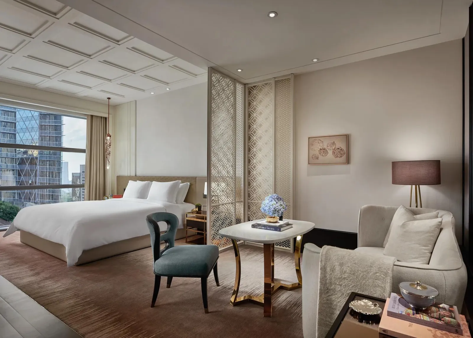 Accessible Room: un letto king e un salottino davanti alle vetrate