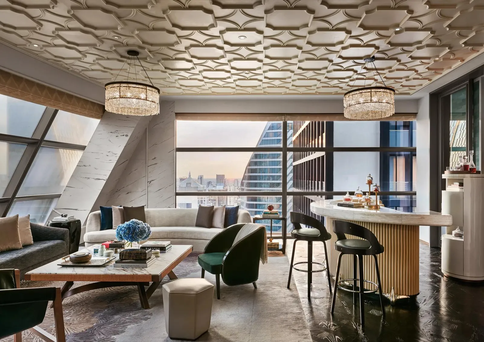 Bannakarn House: il salotto sotto il soffitto traforato, con la cucina a vista