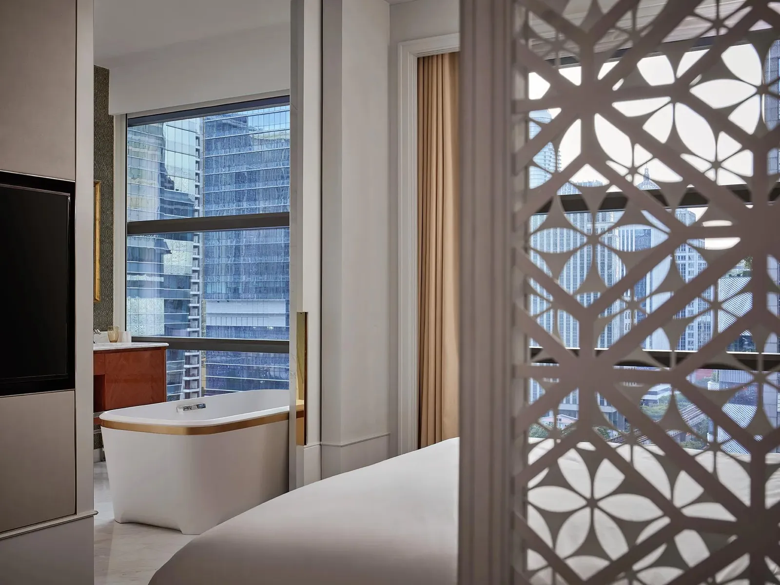 Deluxe Room: la vasca dietro un paravento traforato, accanto alla finestra