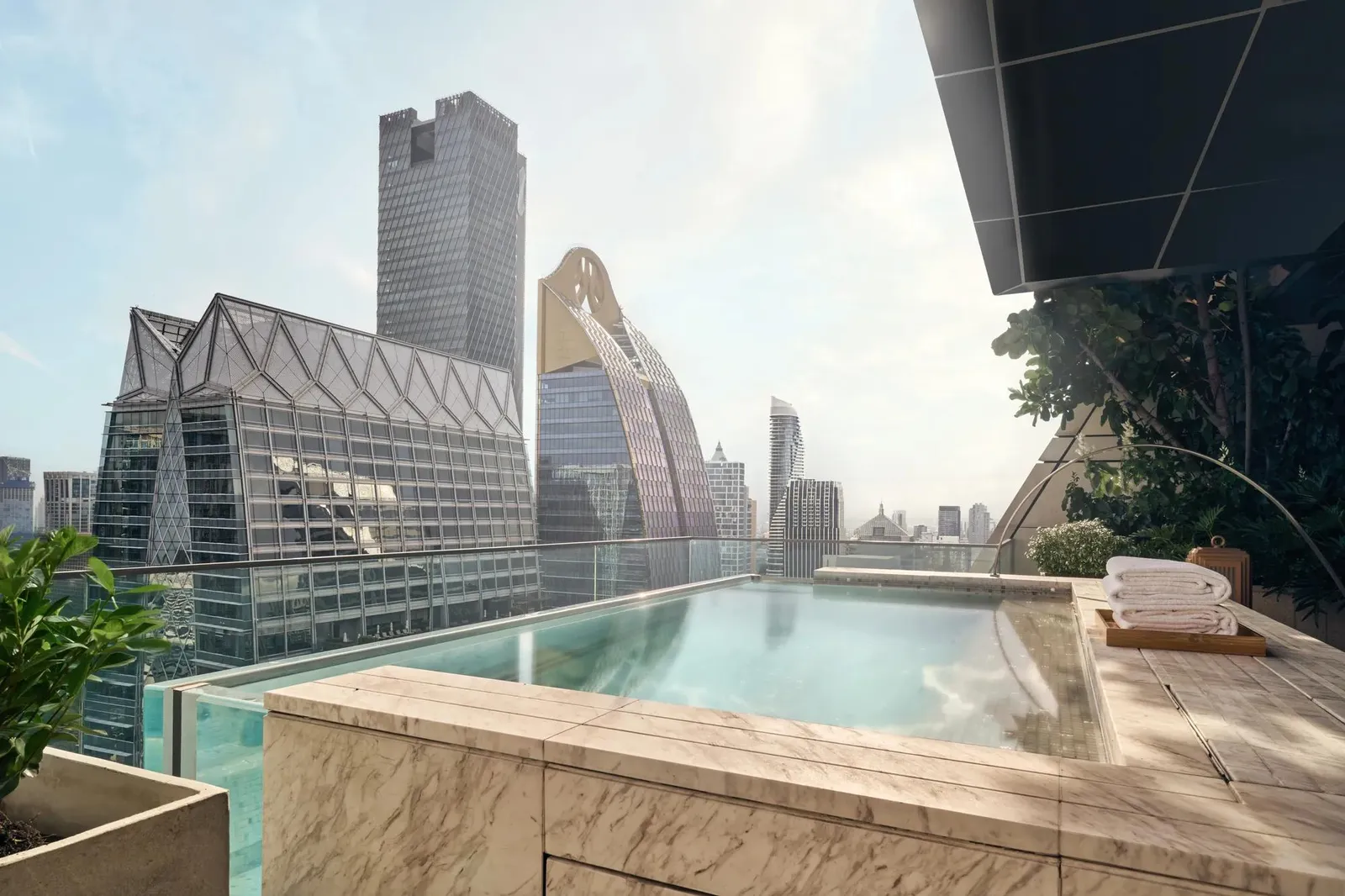 Nara House: la piscina privata a sfioro sulla terrazza, fra i grattacieli