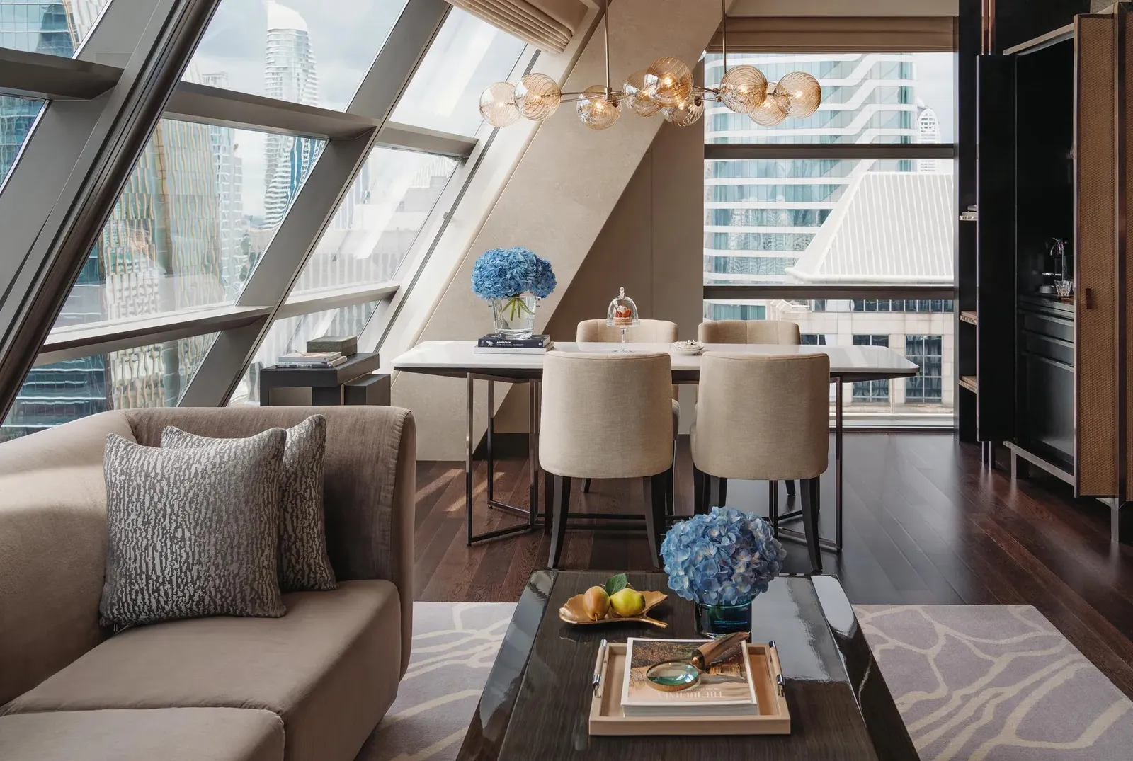 Rosewood Suite: il salotto con il tavolo da pranzo sotto un lampadario di vetro