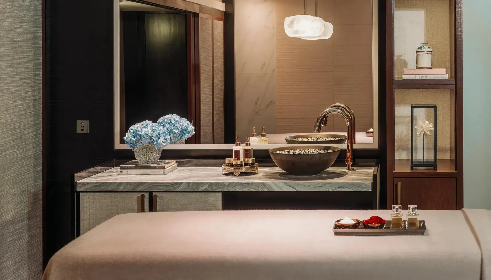 Sense Studio: il lettino da massaggio accanto al lavabo, nella zona spa della camera