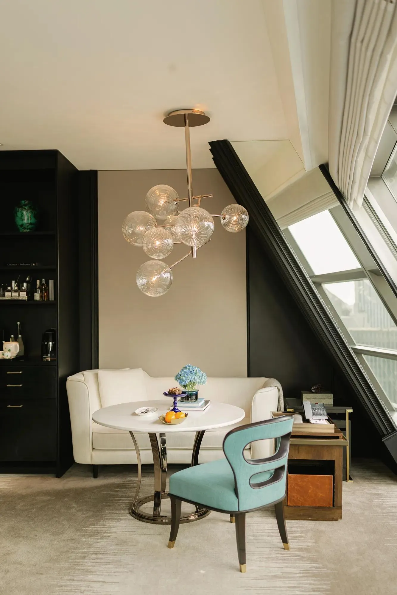 Two-Bedroom: un tavolino e 2 poltrone accanto alla vetrata