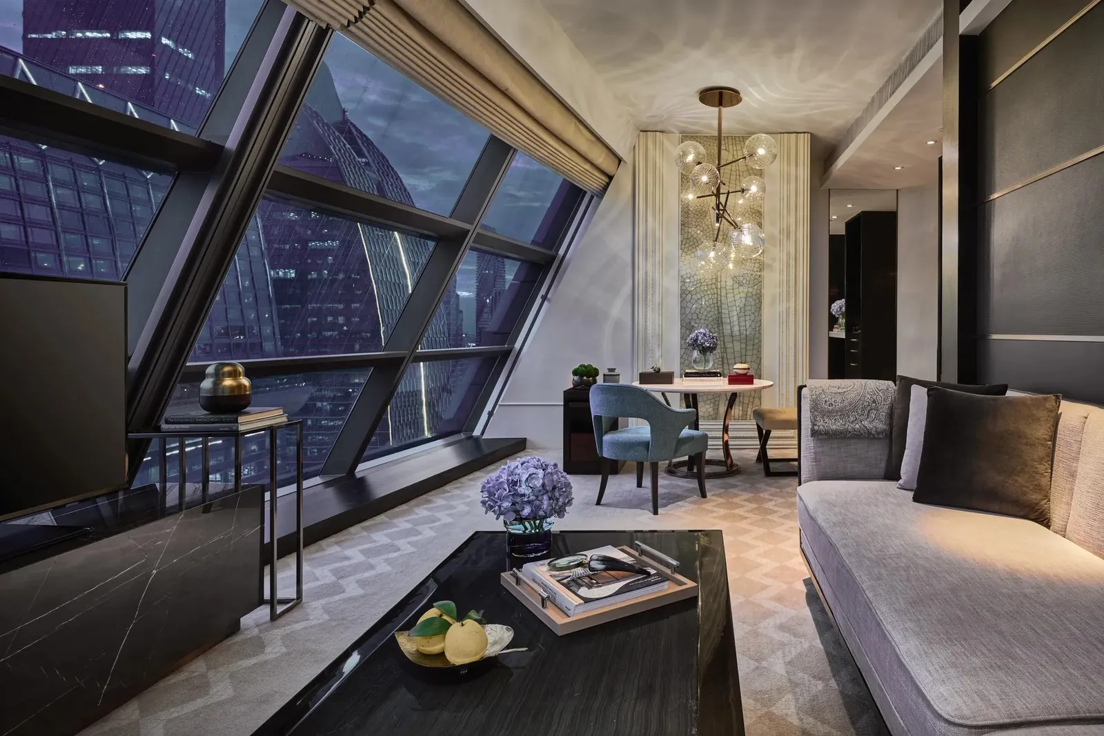 Two-Bedroom Sky Pool Suite: il salotto sotto le vetrate inclinate