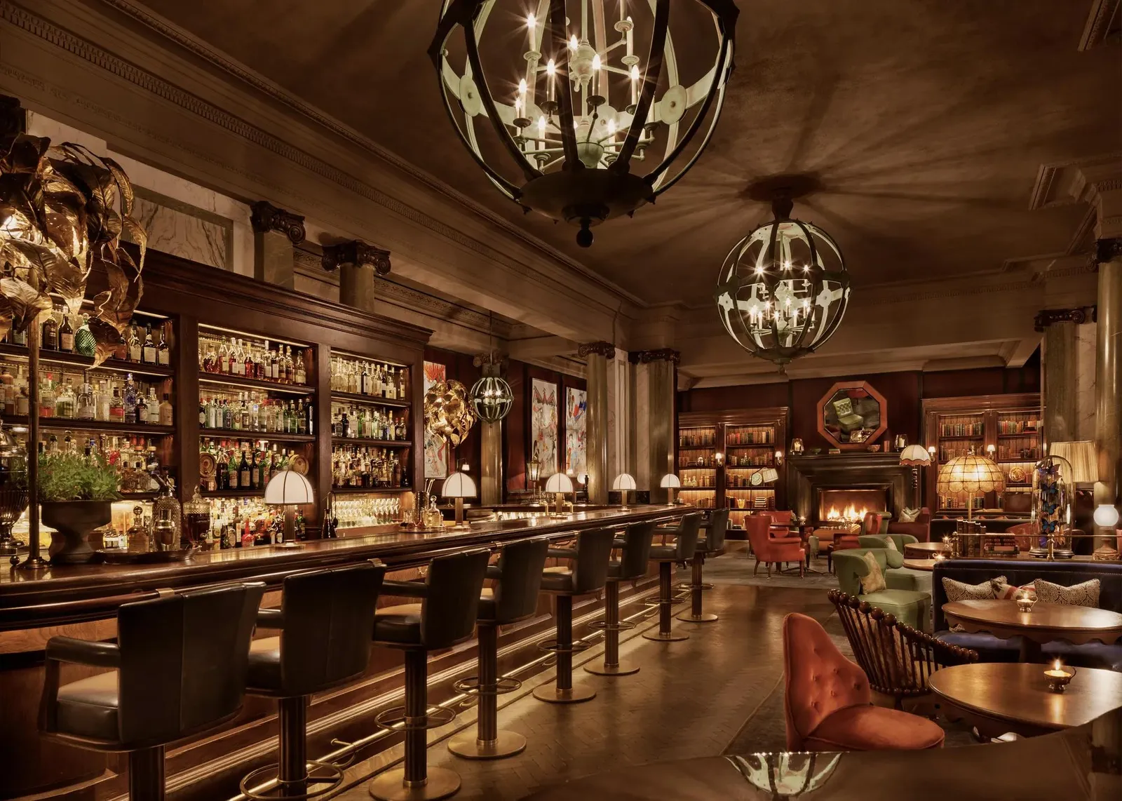 Scarfes Bar: the long wooden counter, the stools, the shelves of bottles and the globe chandeliers