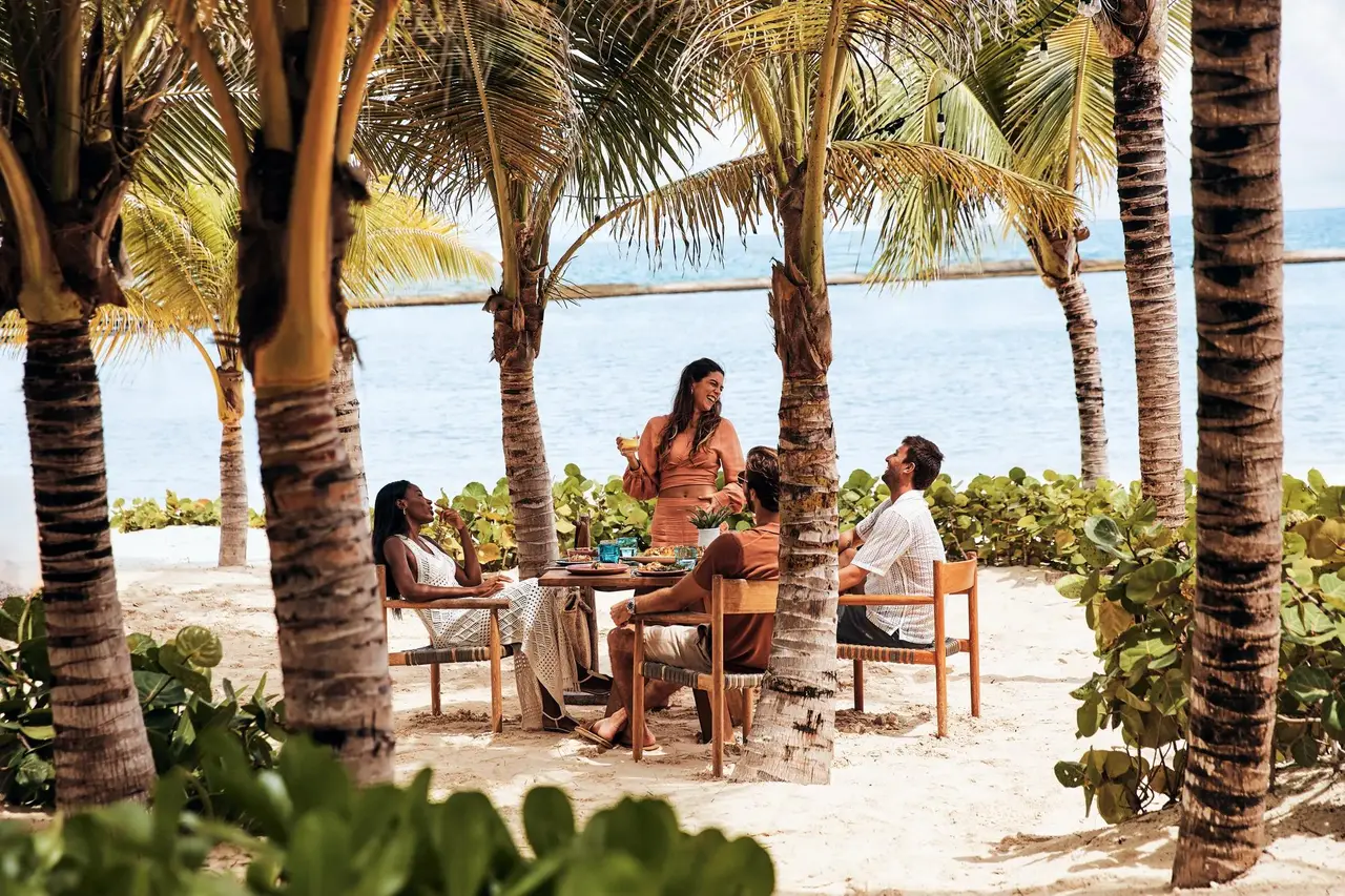 Lunch on the sand at Aquí Me Quedo, among the palms
