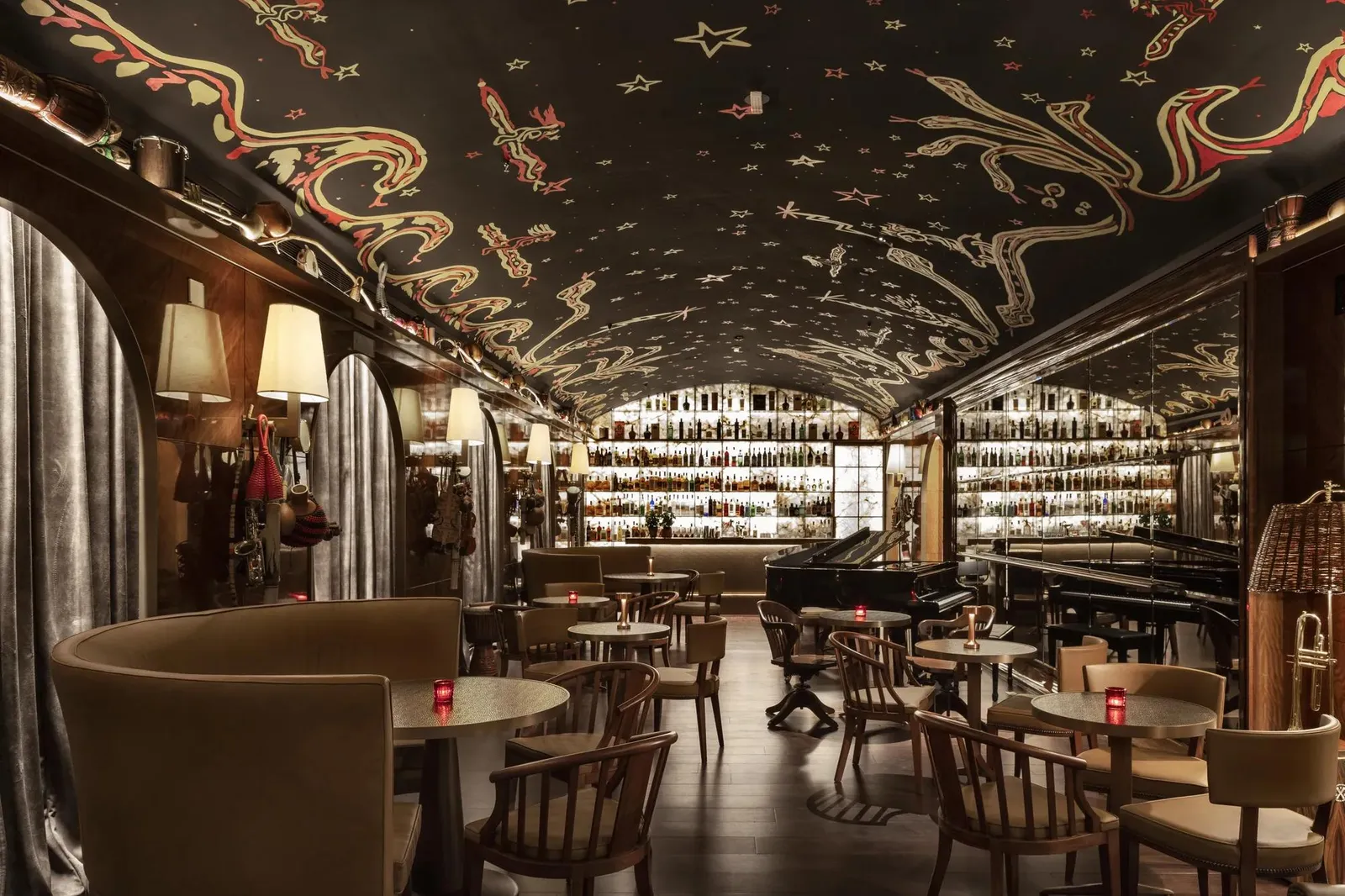 The bar and painted ceiling at Rabo di Galo