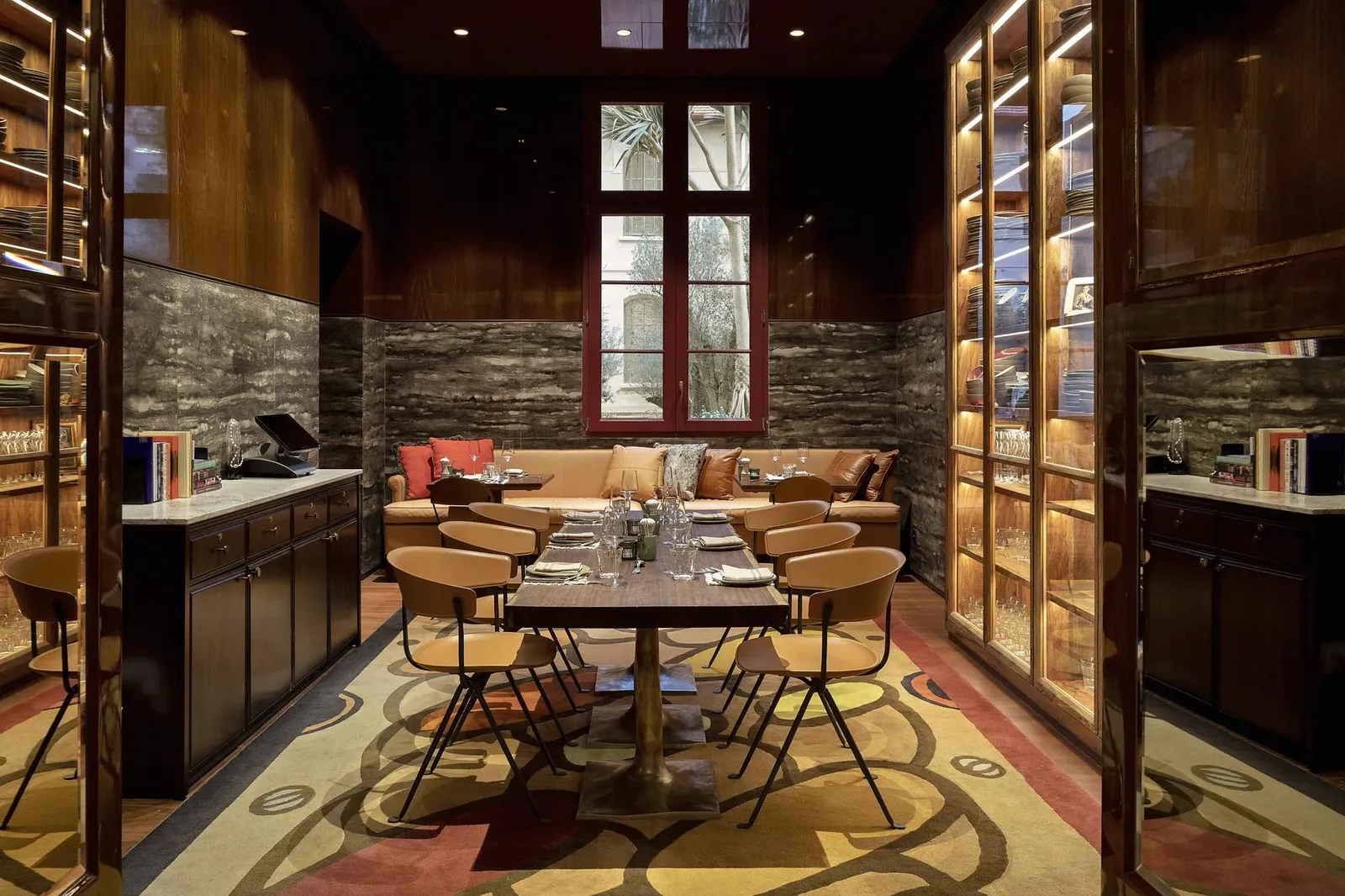 Tables and a large rug in Taraz’s dining room