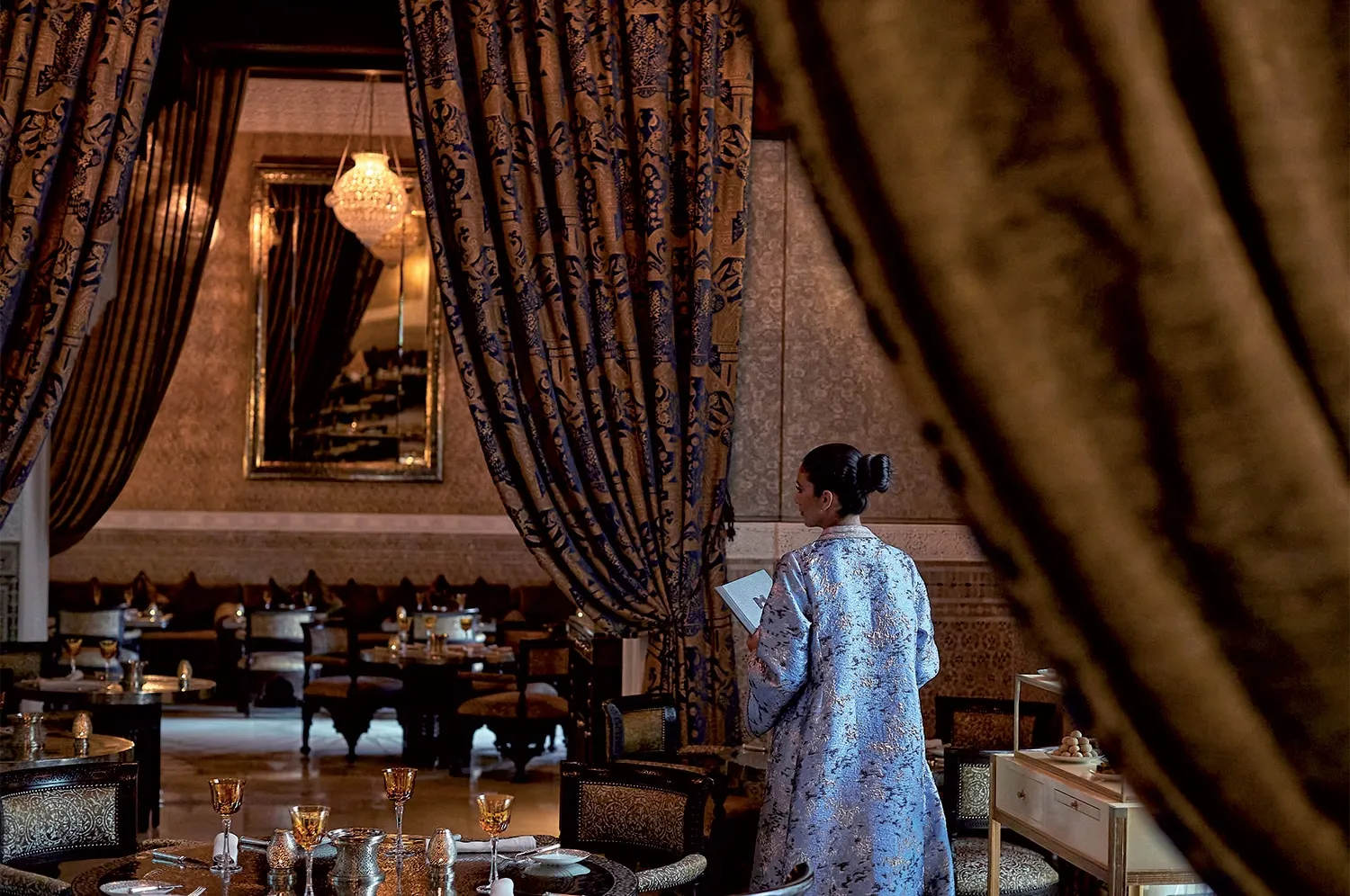 La Grande Table Marocaine’s dining room between drapes and lanterns