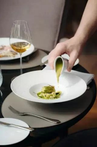 Un piatto servito a tavola