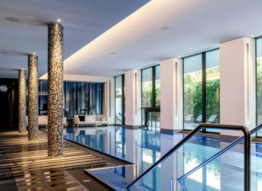 La piscina interna della Spa du Royal