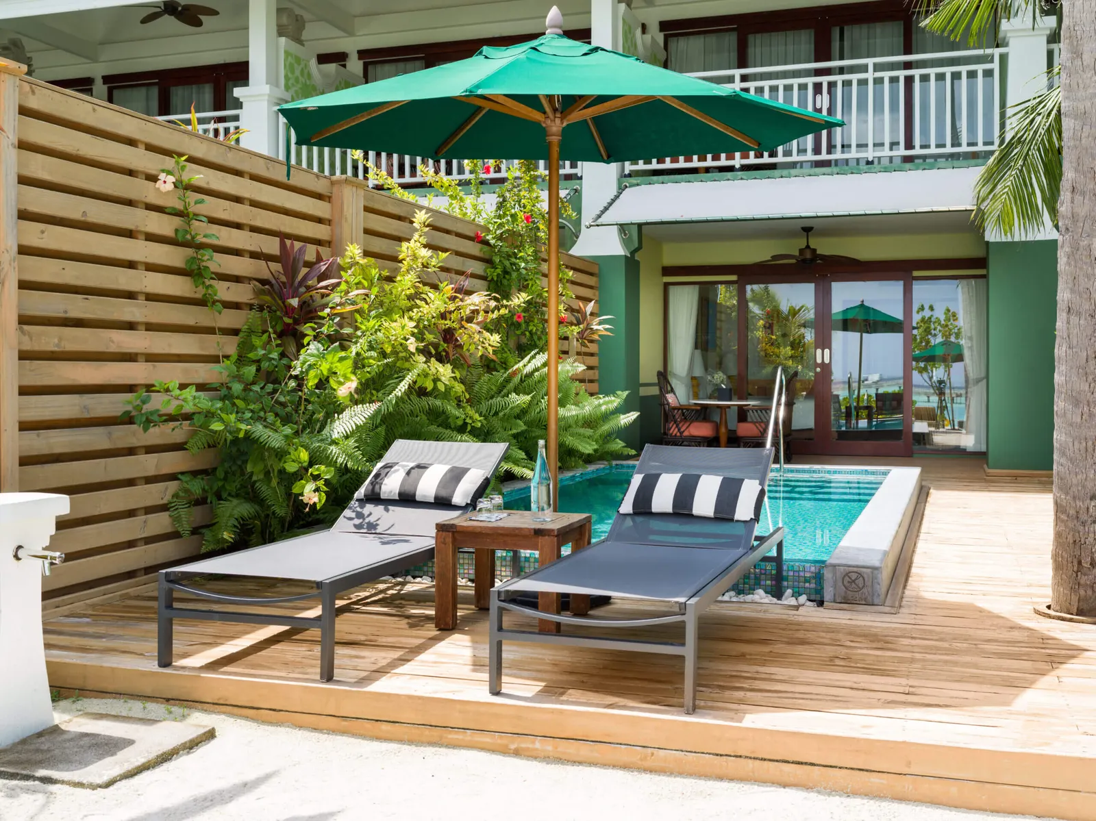 A Beach Room with Pool terrace: the plunge pool, 2 loungers and a green parasol