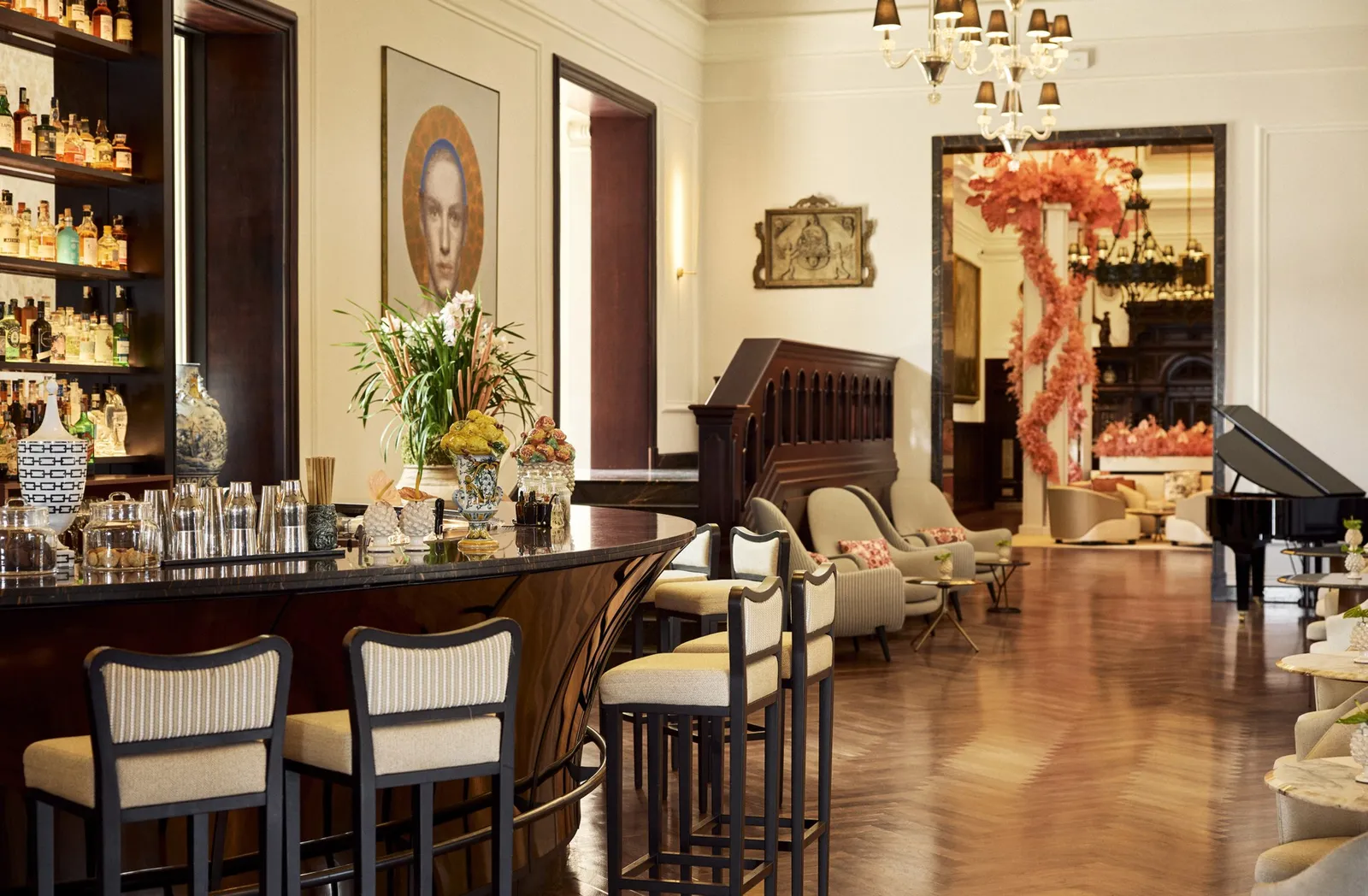 The curved bar and piano at Bar & Chiostro