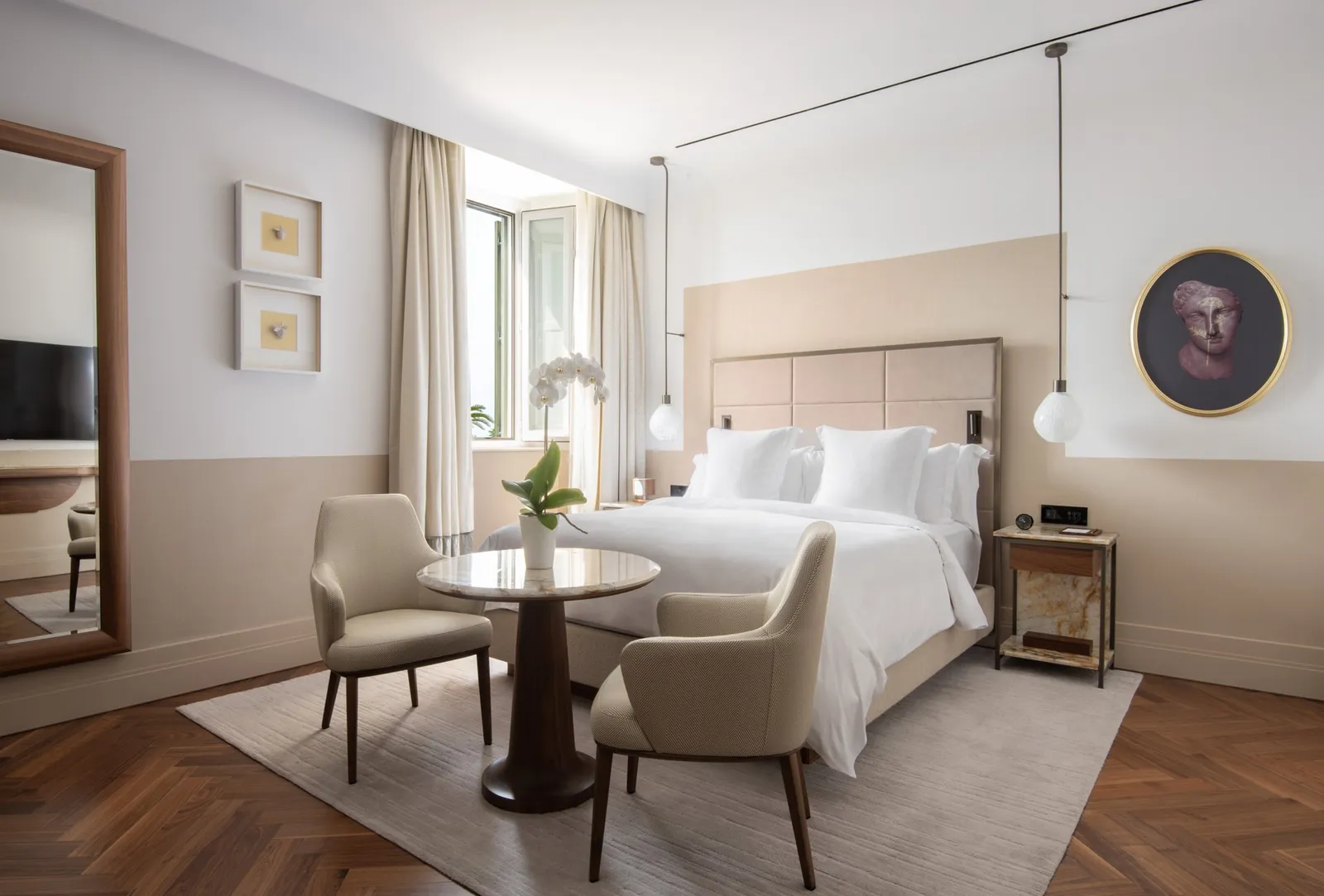 Bed, table and armchairs in a Sea-View Deluxe Room
