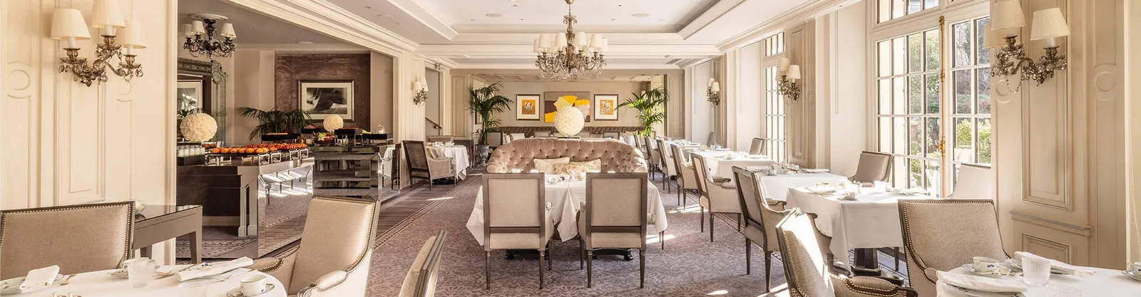The breakfast dining room at Shangri-La Paris