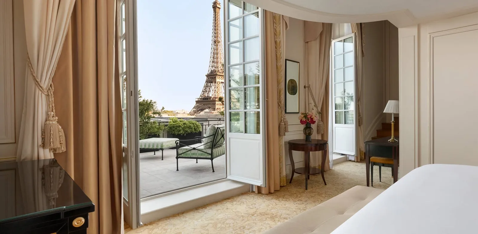 Duplex Terrace Eiffel View Suite · Shangri-La Paris