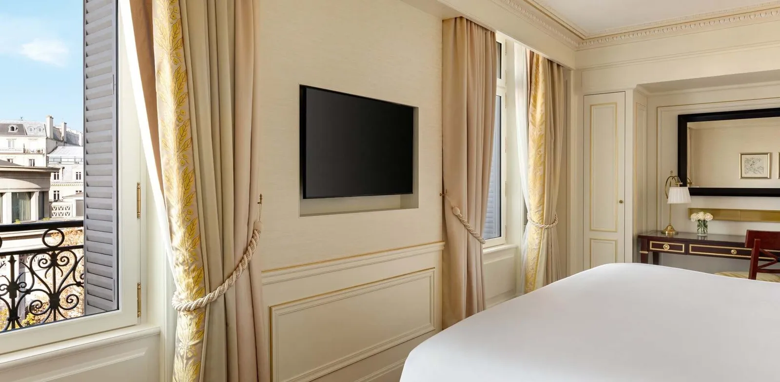 Junior Suite · Shangri-La Paris