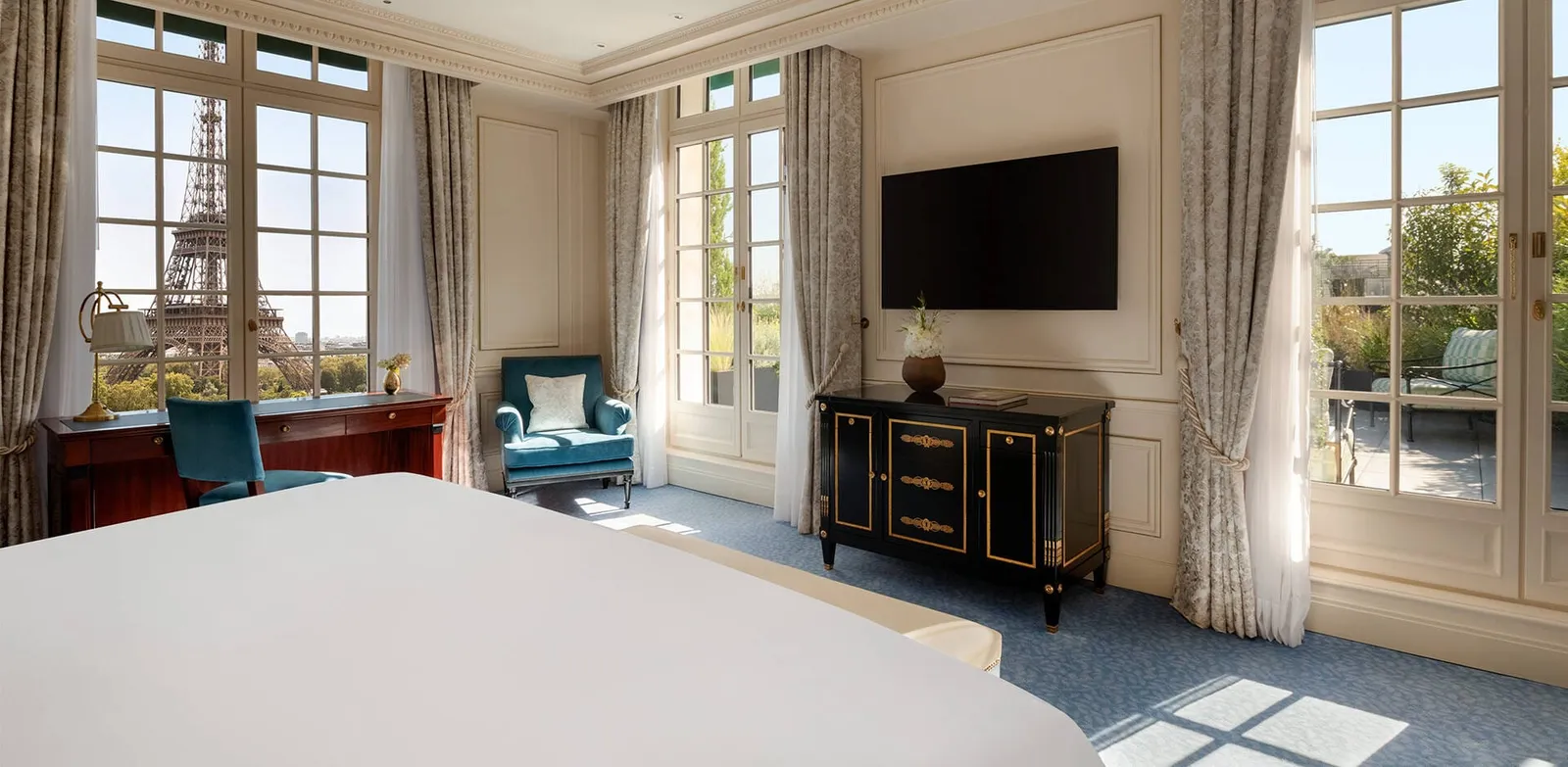 Paris Panoramic Signature Room · Shangri-La Paris