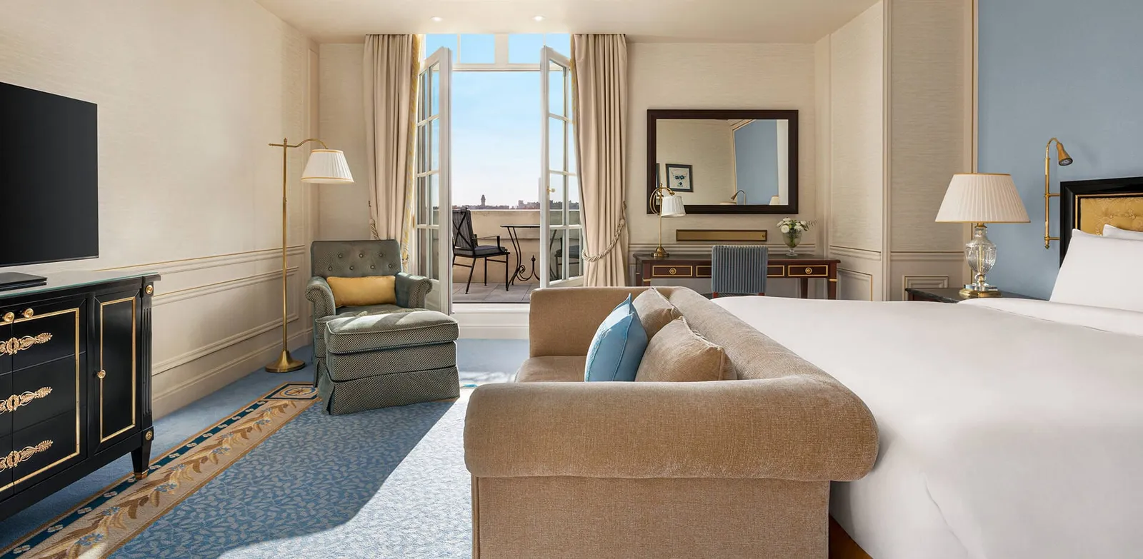 Terrace Eiffel View Room · Shangri-La Paris