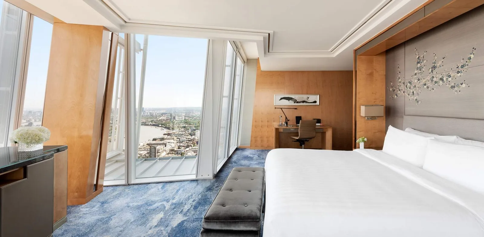 The corner Iconic City View Room, glass on 2 sides