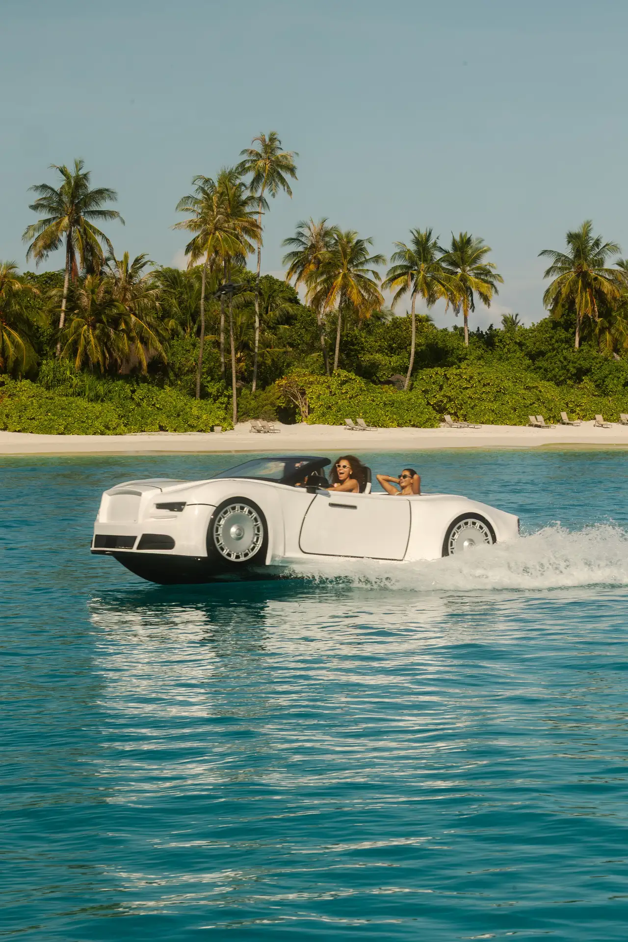 A white jet car on the lagoon, the palms of the shore behind