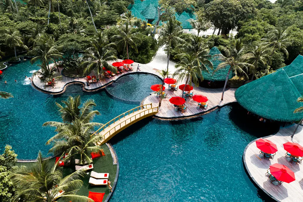 Jungali from above, the winding pool among the palms with red parasols and little bridges
