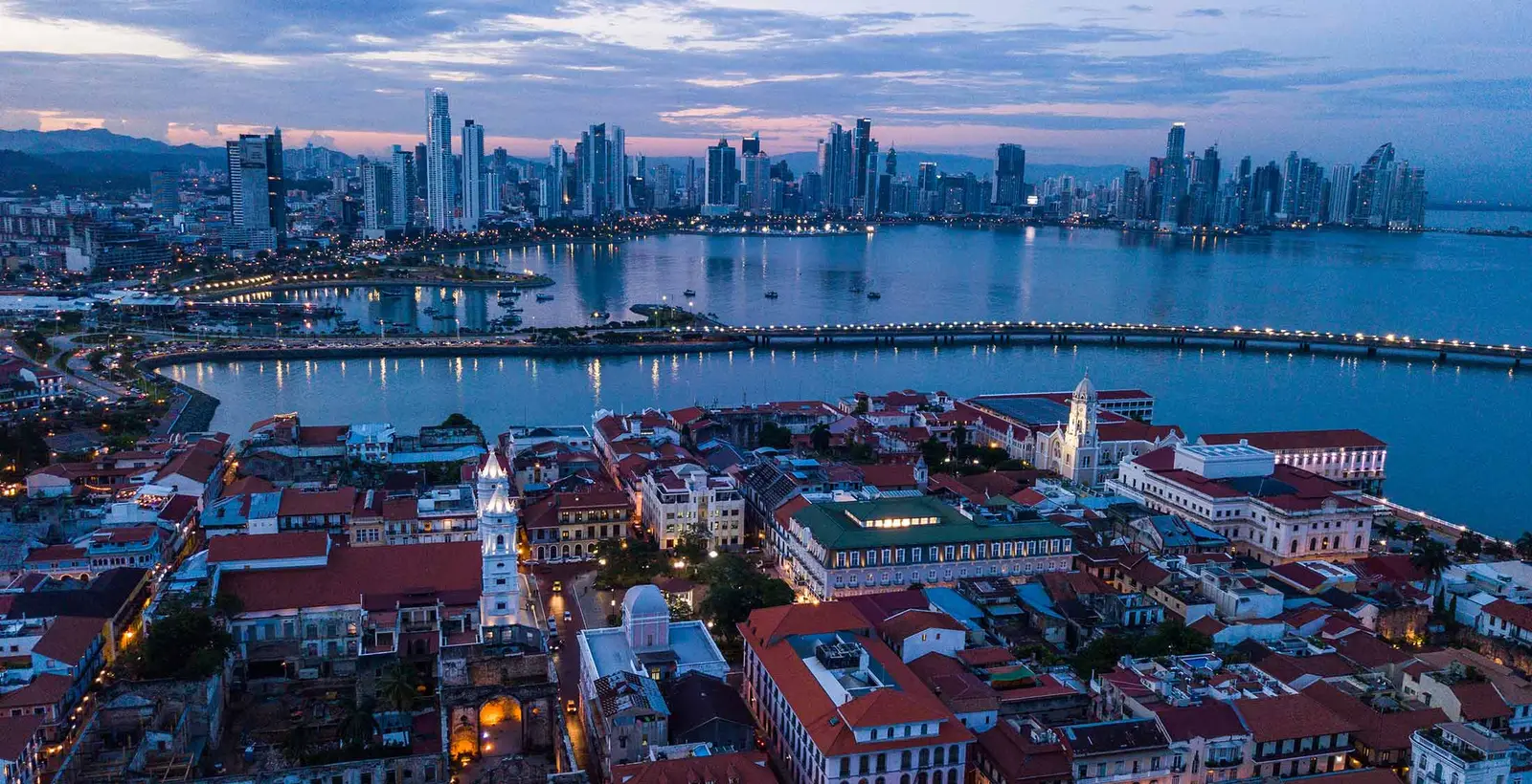 I tetti di Casco Viejo davanti ai grattacieli della città moderna
