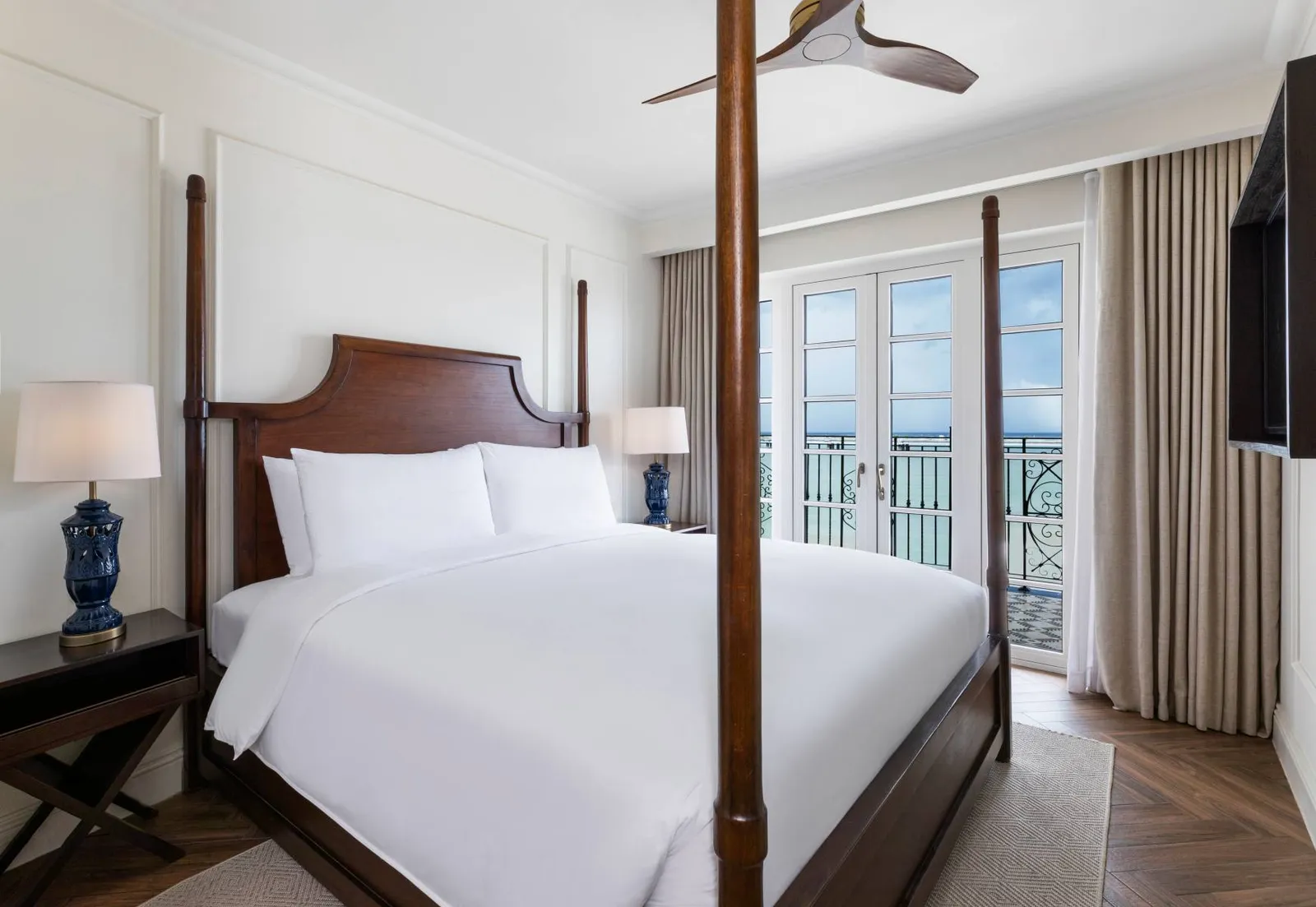 Prestige Suite Oceanfront, 1 King Bed