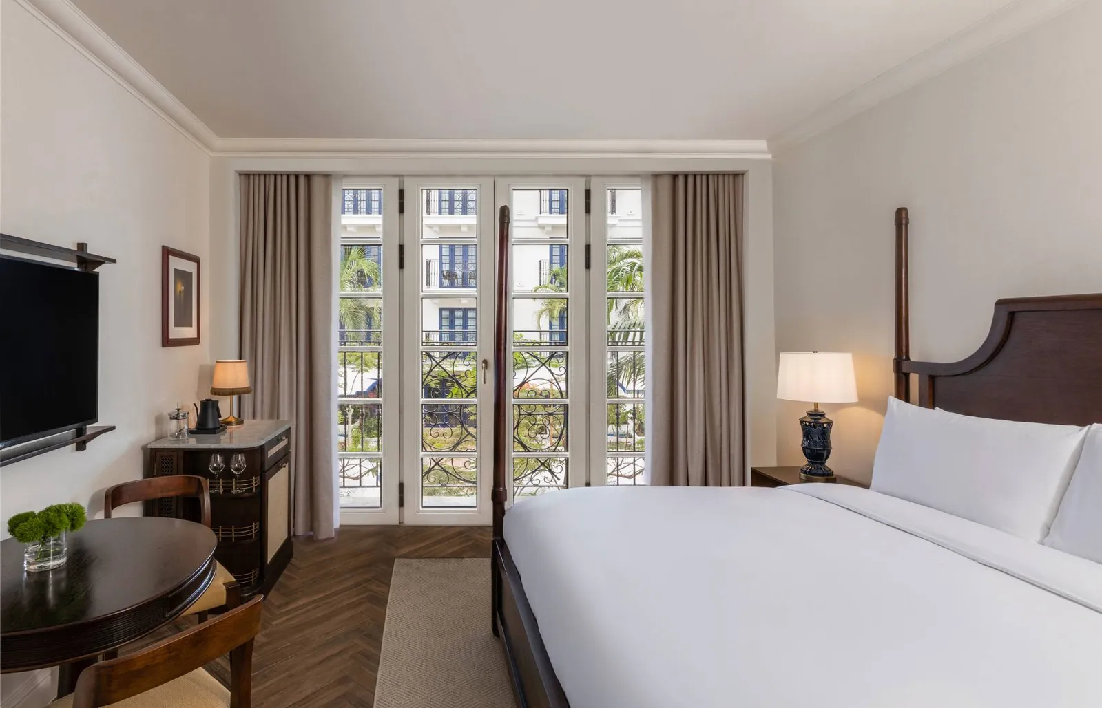 Superior Plaza Courtyard View Room, 1 King Bed