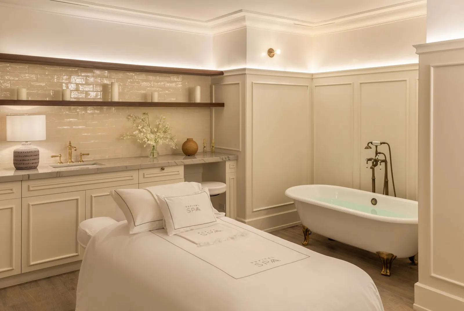 La cabina spa con lettino e vasca indipendente