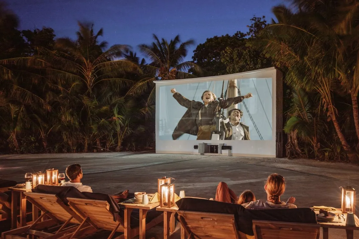 Cinema Paradiso: the open-air screen in the jungle, loungers and lanterns