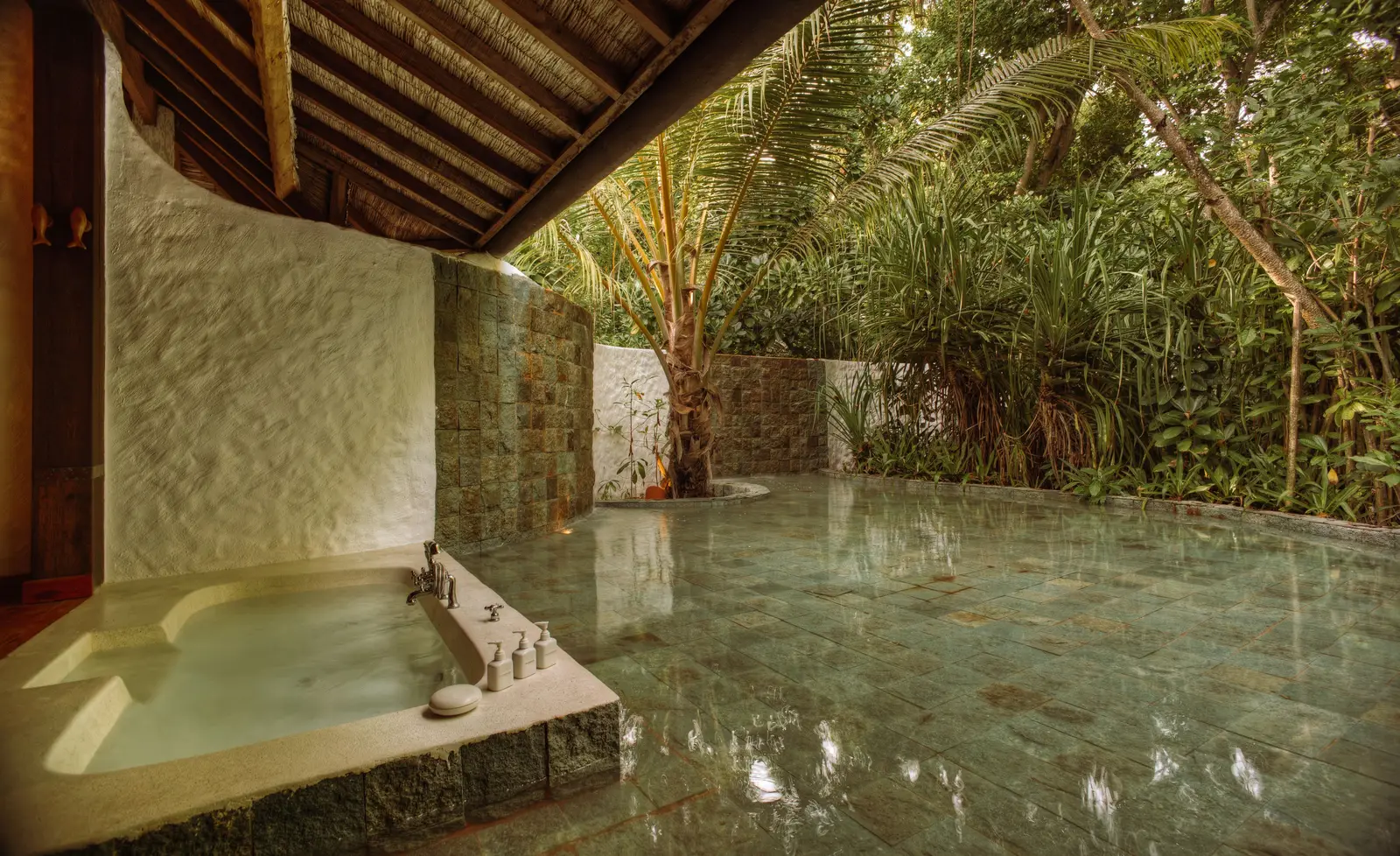 Family Suite: the open-air bathroom and its tub, open to the greenery