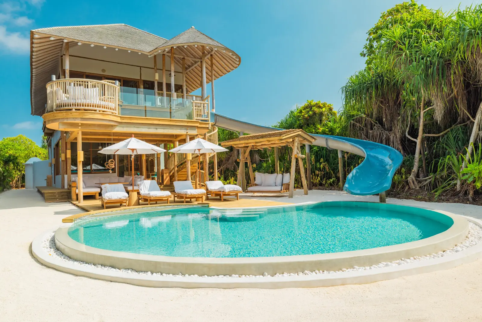 Villa 30 on the sand: an oval pool, parasols and the blue slide