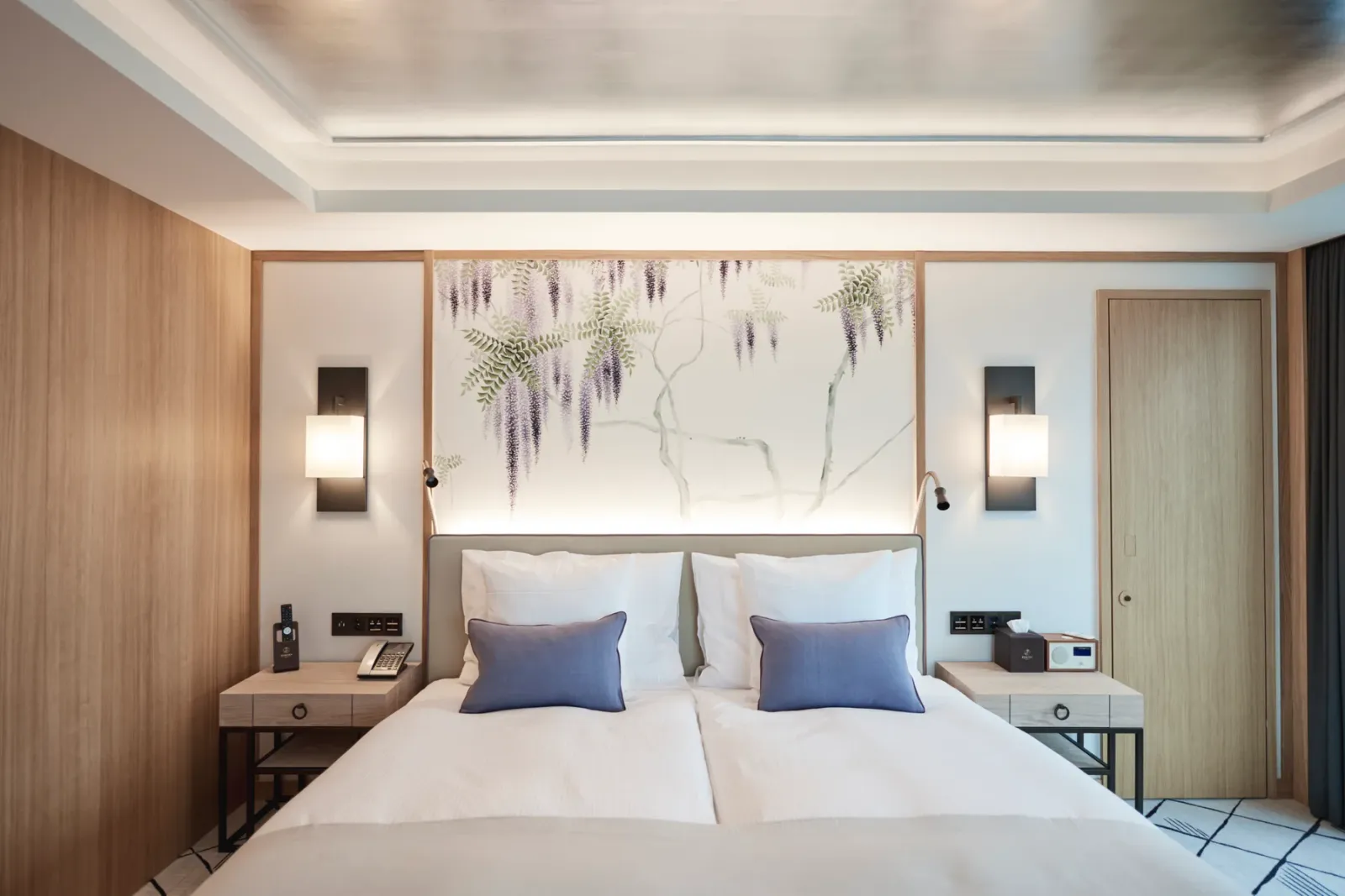 A view within the River View - Panorama Corner Room