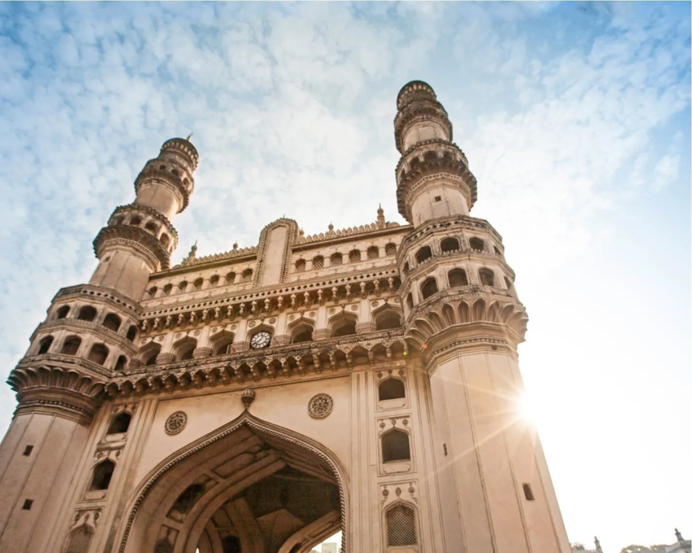 I 4 minareti del Charminar visti dal basso, contro il cielo
