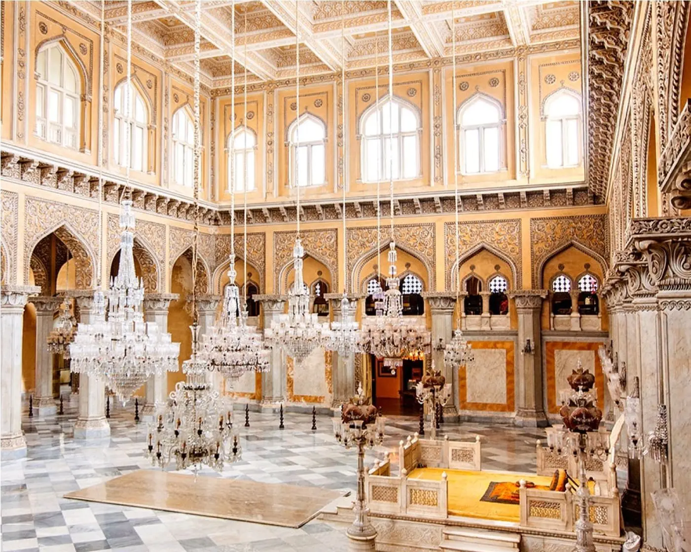 Il salone della Chowmahalla Palace con i lampadari di cristallo e il pavimento di marmo