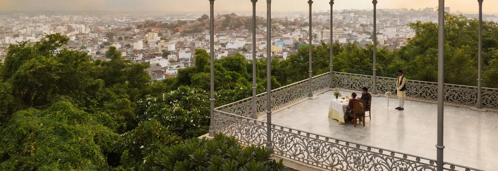 Un tavolo per 2 sulla terrazza del Gol Bungalow, sopra gli alberi e la città