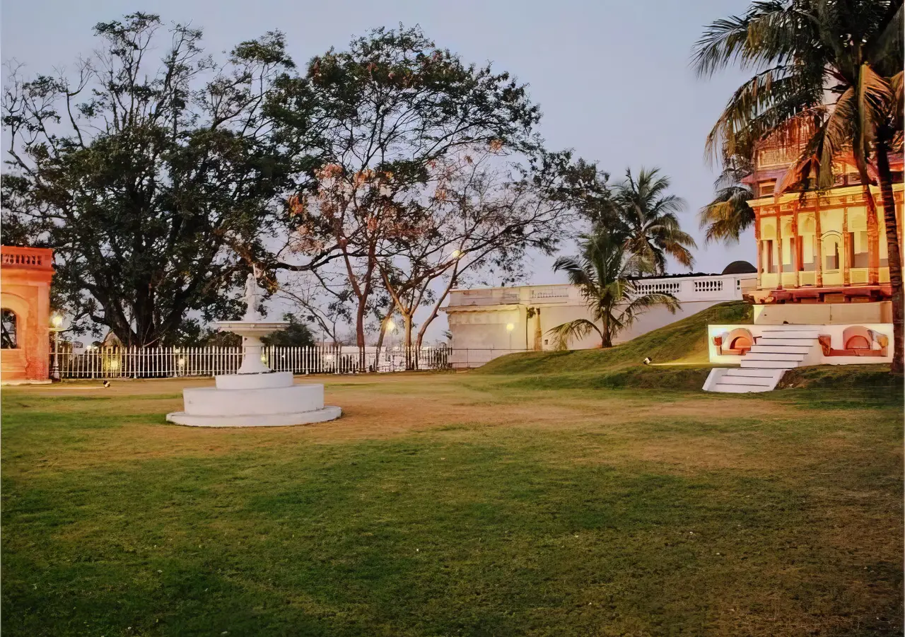 I Rajasthani Gardens al crepuscolo, con la fontana scolpita sul prato