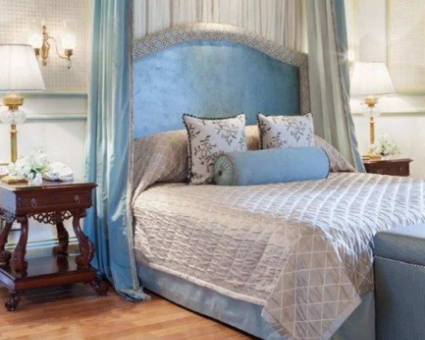 Una Historical Suite con il letto sotto un baldacchino azzurro e una testiera imbottita