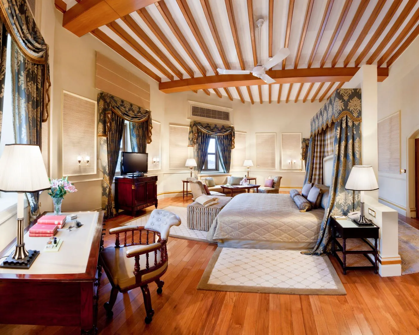 La camera della Nizam Suite con il letto a baldacchino e il soffitto a travi