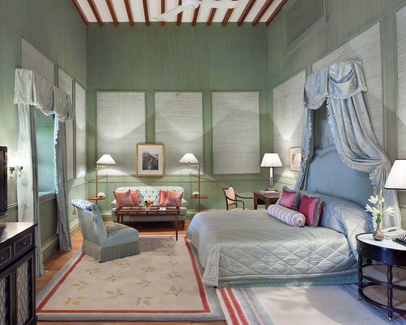 Una Palace Room con il letto sotto un baldacchino azzurro e un tappeto chiaro