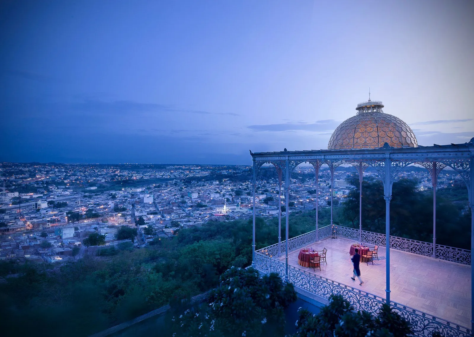 Il padiglione a cupola del Gol Bungalow al crepuscolo, con Hyderabad illuminata sotto la collina