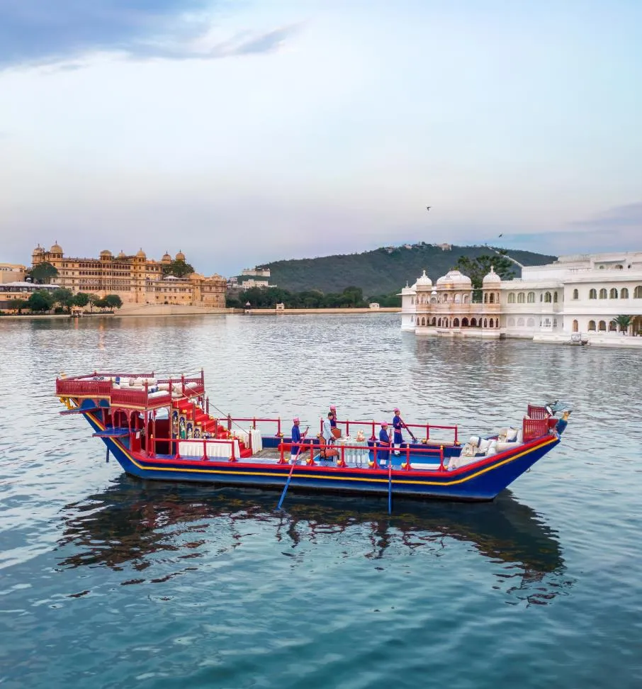 La barca Gangaur con sedute rosse sul lago Pichola