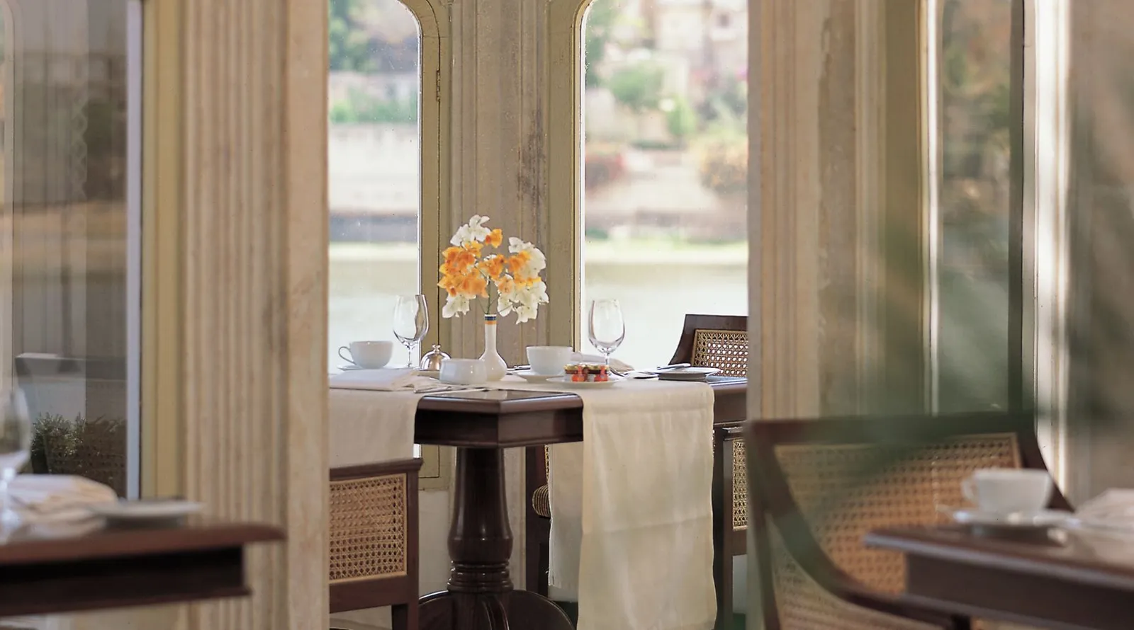 Le finestre ad arco e la sala di Jharokha sul lago