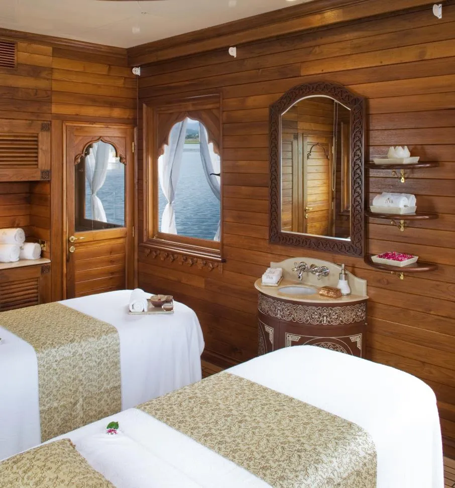 La sala trattamenti rivestita in legno della spa boat