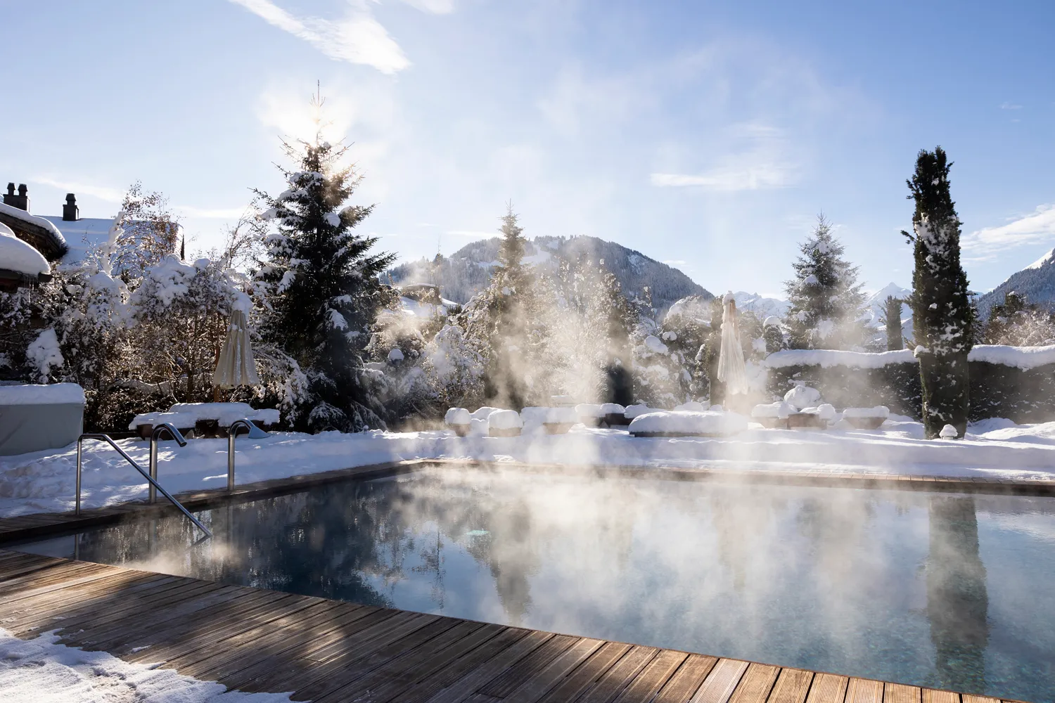 La piscina esterna riscaldata dell’Alpina Gstaad