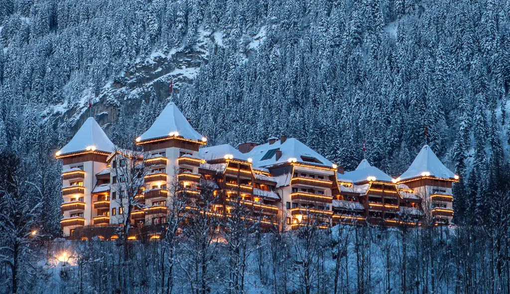 The Alpina Gstaad nella neve al crepuscolo