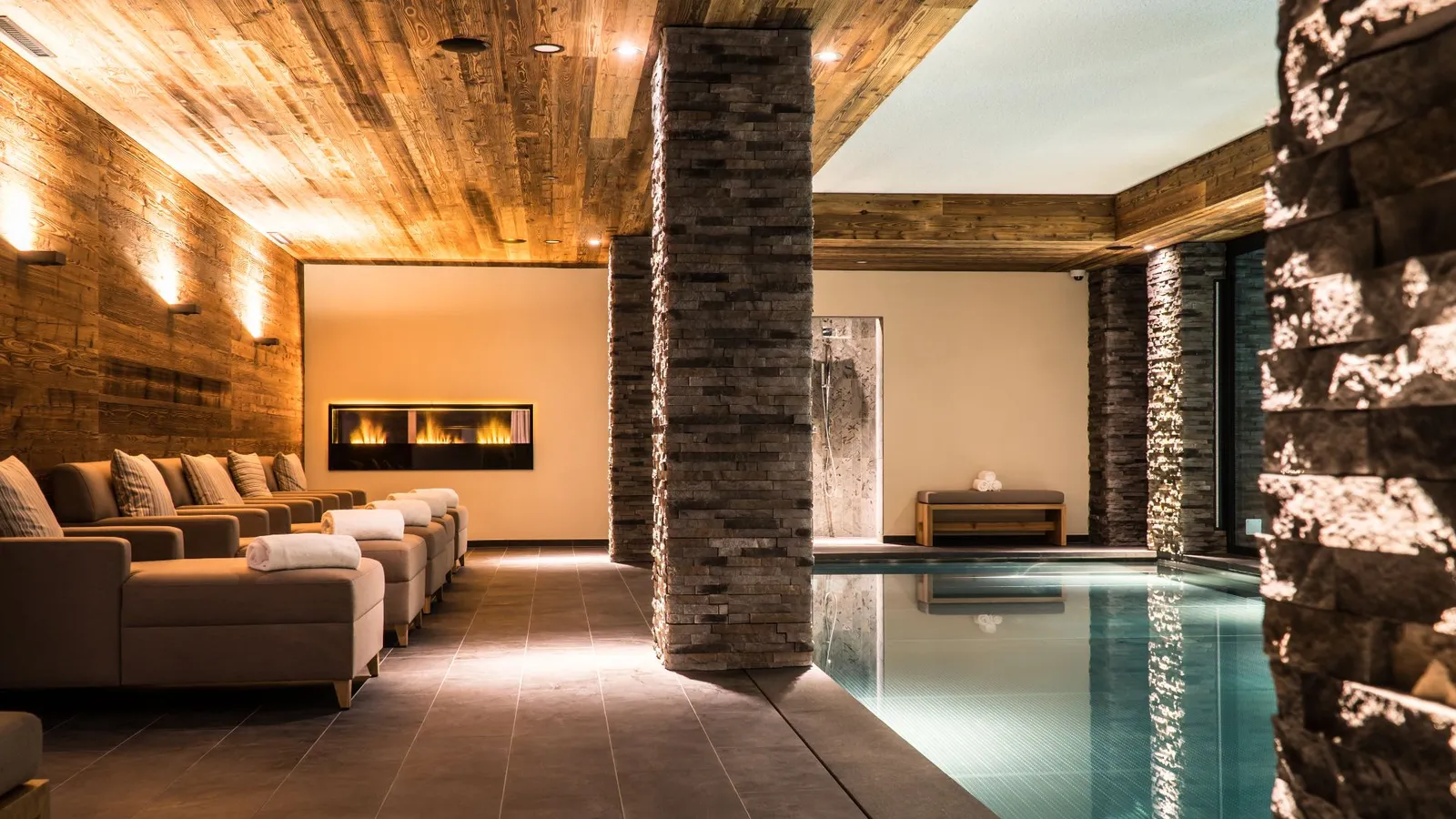 La piscina coperta fra pietra e legno